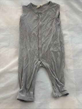 Kyte BABY Sleeveless Gray Snap-Front Romper